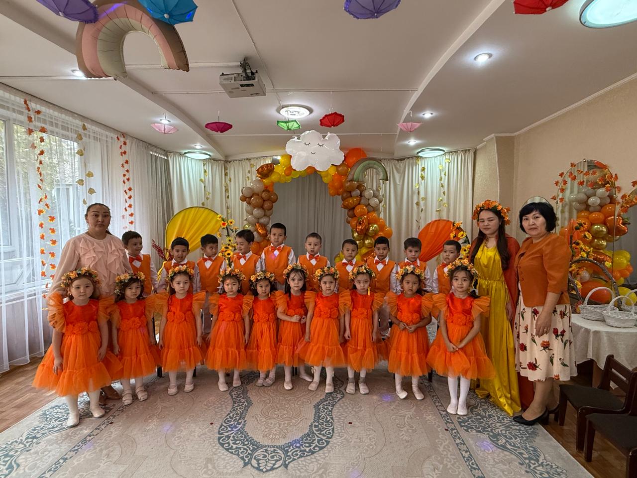 Алтын күз келді! 🍁Кішкентай бүлдіршіндеріміз күздің сұлулығын би, ән және күлкімен қарсы алды. Күздің бояулары - біздің балалардың жүзінде 🌞  Ересек “Ләйлек”тобы