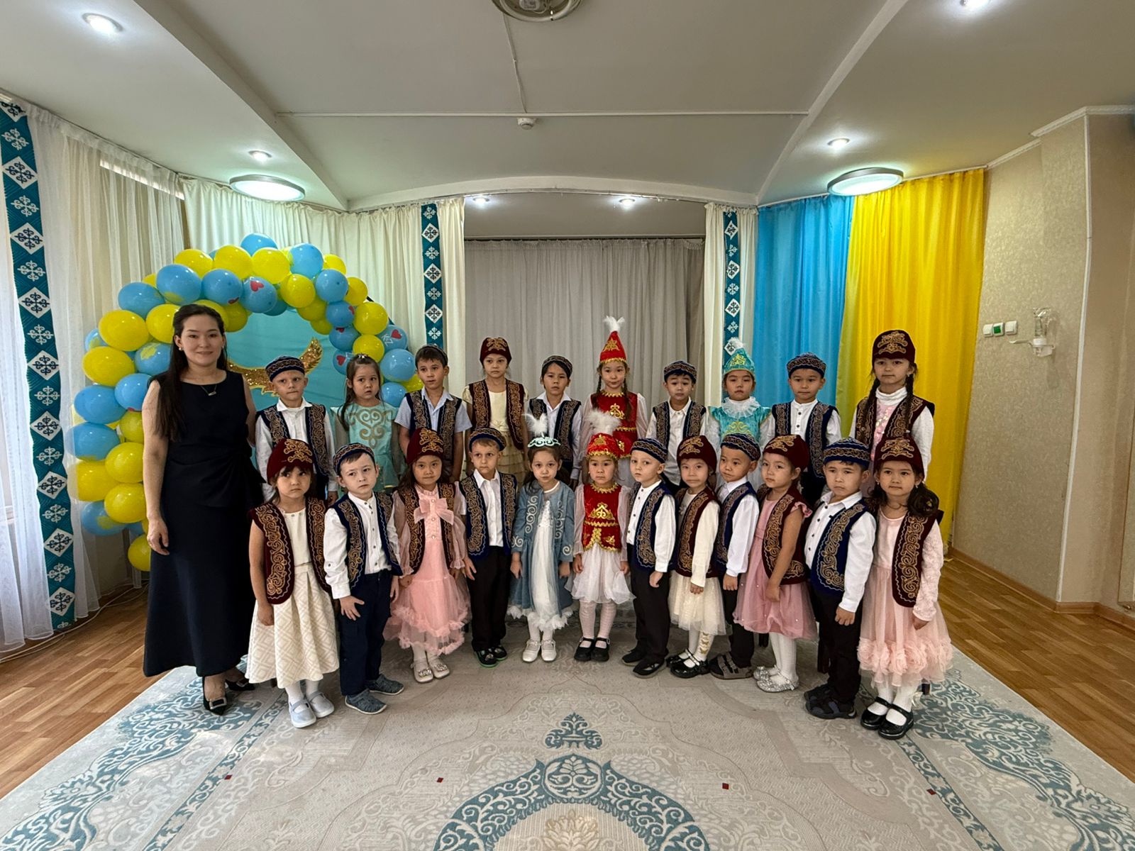 С Днём Республики! Этот день напоминает нам о свободе, единстве и силе нашего народа. Пусть Казахстан процветает, а в каждом доме будет мир, изобилие