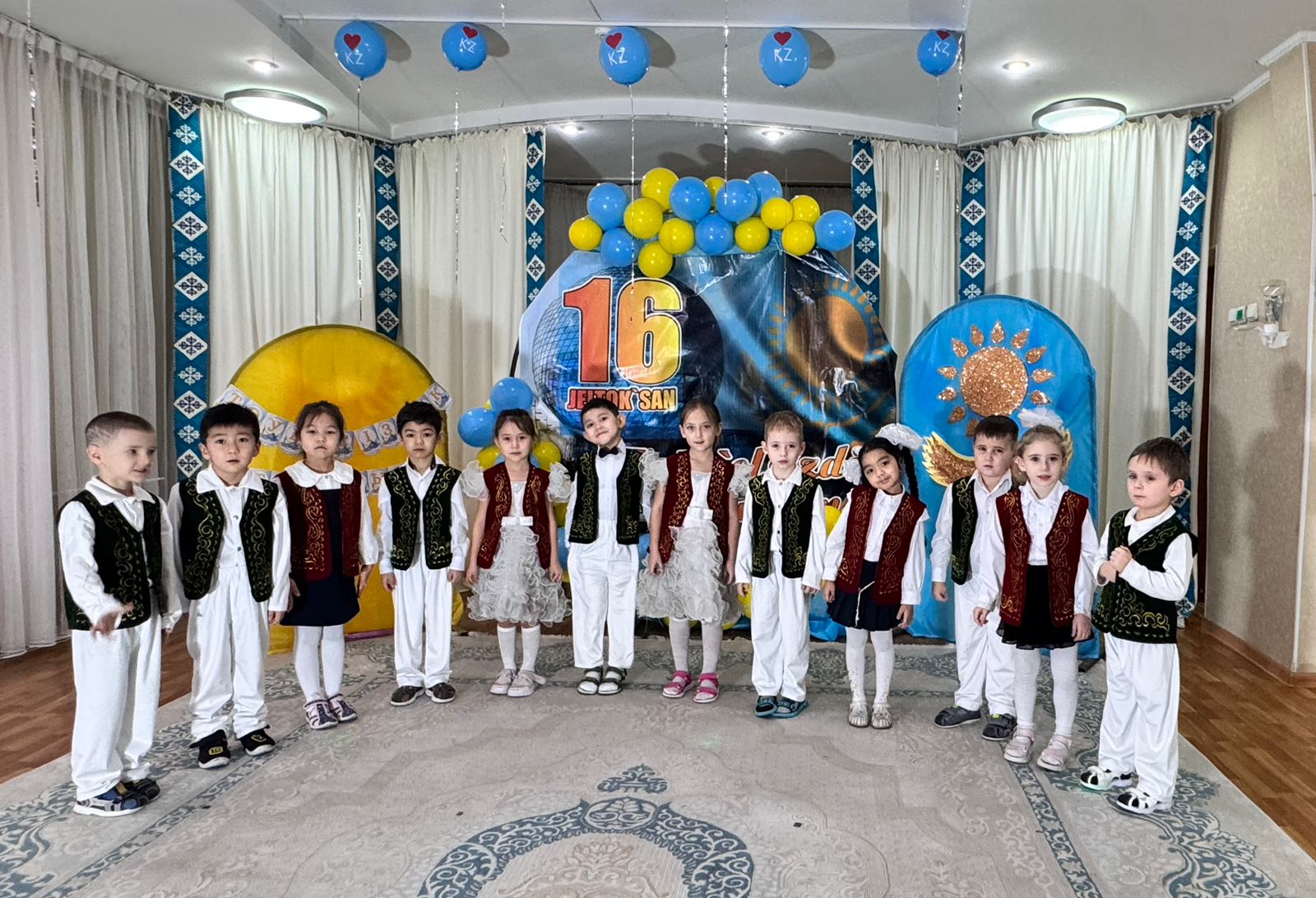 Мы любим нашу Родину! Желаем ей мира, добра и счастья. Пусть над нашей страной всегда будет чистое небо!