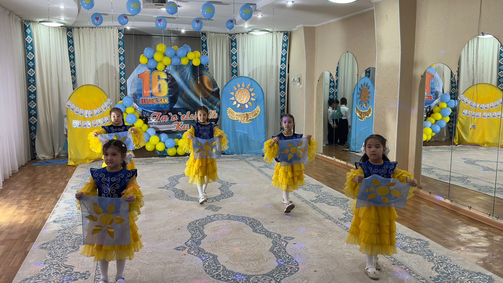 Поздравляем с Днём Независимости! Желаем мира, стабильности, успехов и благополучия! Предшкольная подготовительная группа “Торғай”