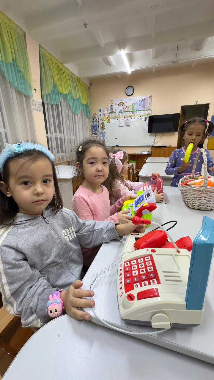 Сюжетті-рөлді ойын: «SUPER market»Балалар дүкендегі мінез-құлық ережелерін меңгереді, қаржылық сауаттылықтың алғашқы дағдылары қалыптасады, өзара сөйлесу және ойлау қабілеттері дамиды.